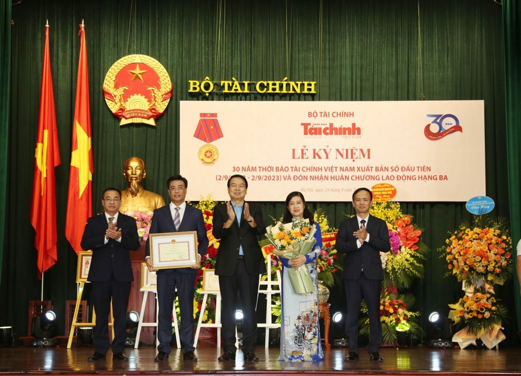 Thời báo Tài chính Việt Nam đón nhận Huân chương Lao động hạng Ba nhân kỷ niệm 30 năm thành lập