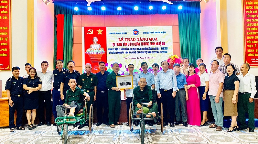 Công đoàn Tổng cục Hải quan đến thăm tặng quà các thương bệnh binh tại Nghệ An.