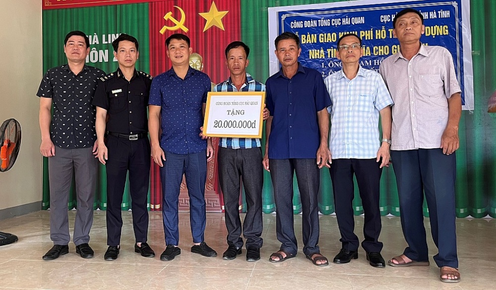 Đại diện Công đoàn Tổng cục Hải quan bàn giao kinh phí hỗ trợ xây dựng nhà tình nghĩa cho hộ gia đình chính sách tại Hà Tĩnh.