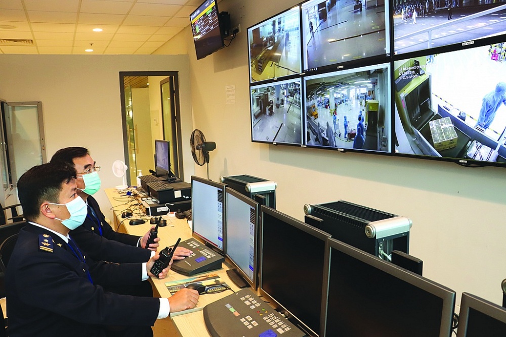 Cán bộ, công chức Hải quan sân bay Vân Đồn (Quảng Ninh) thực hiện giám sát các hoạt động soi chiếu để kịp thời chỉ đạo để xử lý nghiêm hành vi vi phạm thông qua hế thống camera. 	Ảnh: Q.Hùng