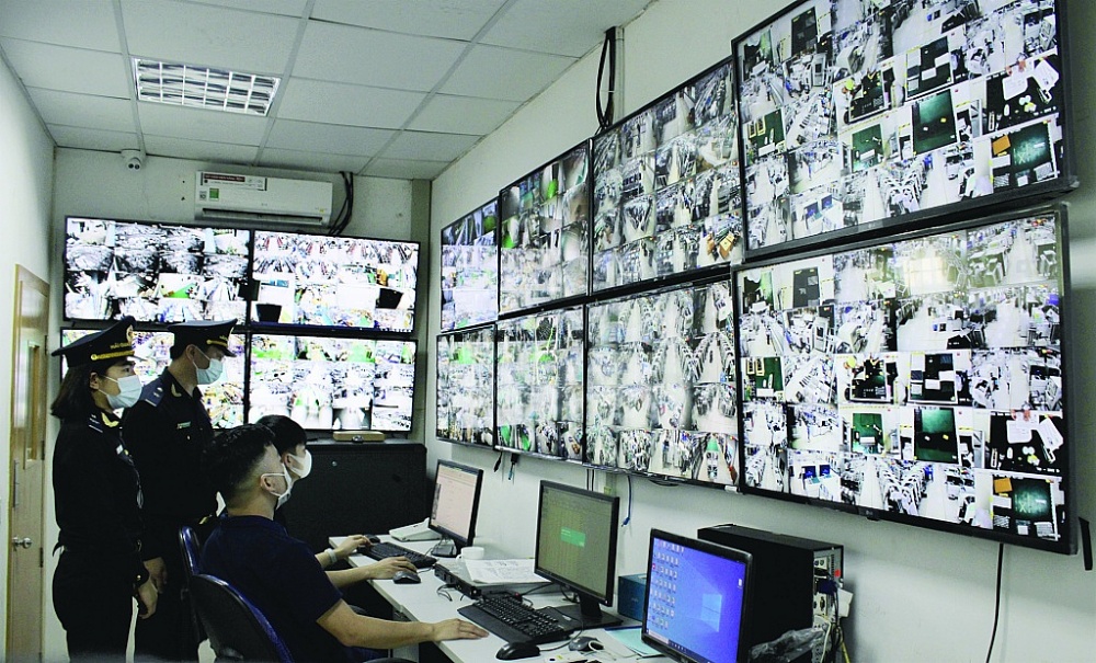 Công chức Chi cục Hải quan Hà Nam (Cục Hải quan Hà Nam Ninh) giám sát hàng hóa ra vào kho bãi qua hệ thống camera giám sát trực tuyến. 	Ảnh: H.Nụ