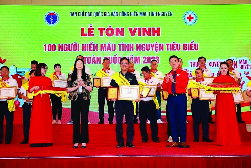 Ban Chỉ đạo trao tặng Bằng khen cho công chức Đào Anh Tấn.