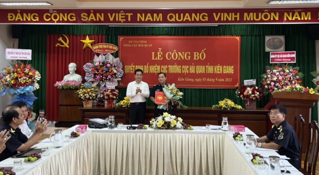 Ông Lê Quốc Anh, Phó Chủ tịch UBND tỉnh Kiên Giang trao quyết định và tặng hoa chúc mừng Cục trưởng Cục Hải quan Kiên Giang Trương Minh An