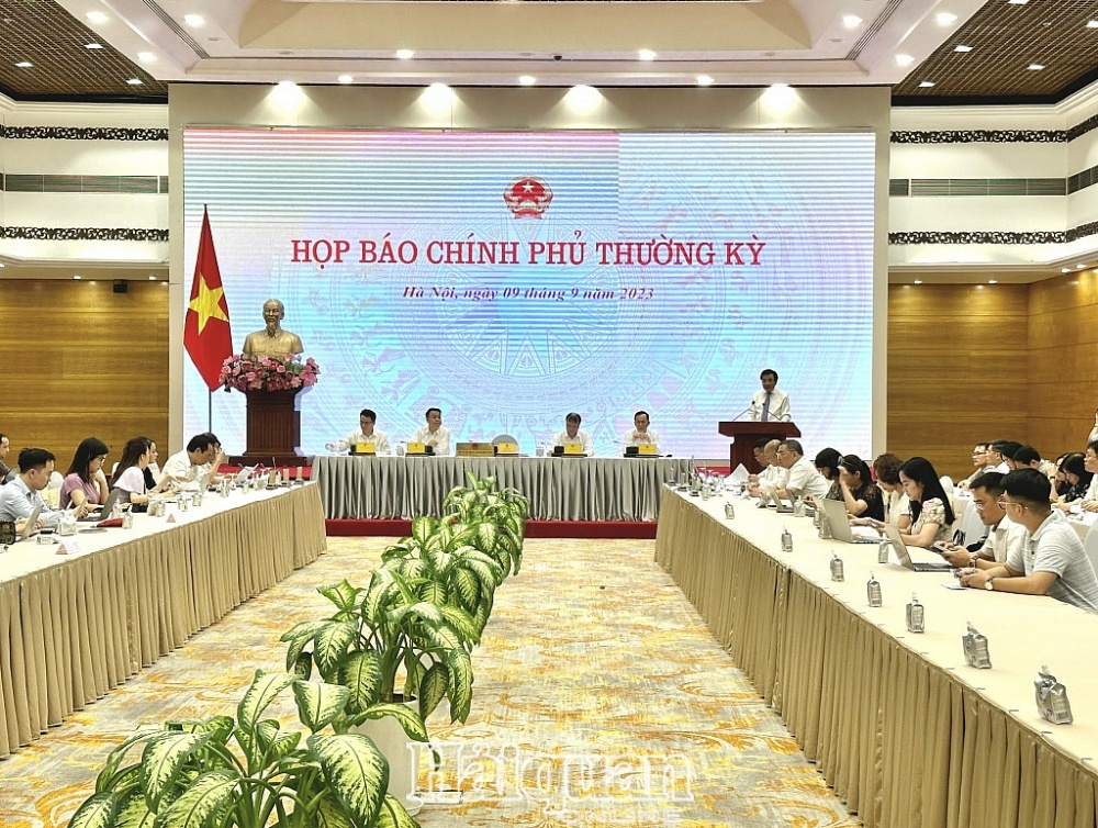 Bộ trưởng, Chủ nhiệm Văn phòng Chính phủ Trần Văn Sơn, Người phát ngôn của Chính phủ, chủ trì buổi họp báo Chính phù thường kỳ tháng 8/2023.