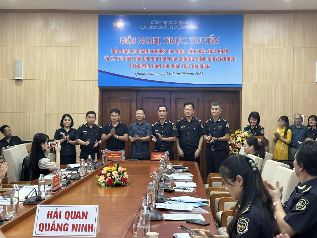 Lãnh đạo Cục Hải quan Quảng Ninh ký biên bản ghi nhớ đối với 2 doanh nghiệp.