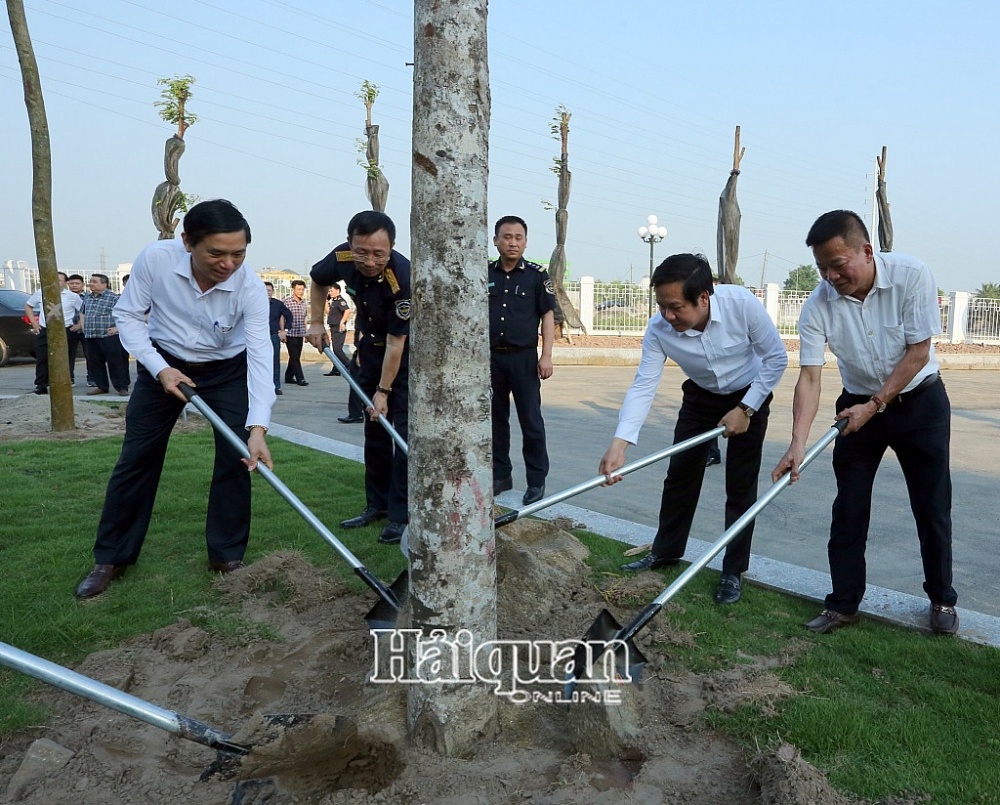 Tổng cục trưởng Tổng cục Hải quan Nguyễn Văn Cẩn cùng lãnh đạo các tỉnh Ninh Bình, Nam Định trồng cây tại trụ sở Cục Hải quan Hà Nam Ninh. Ảnh: H.Nụ