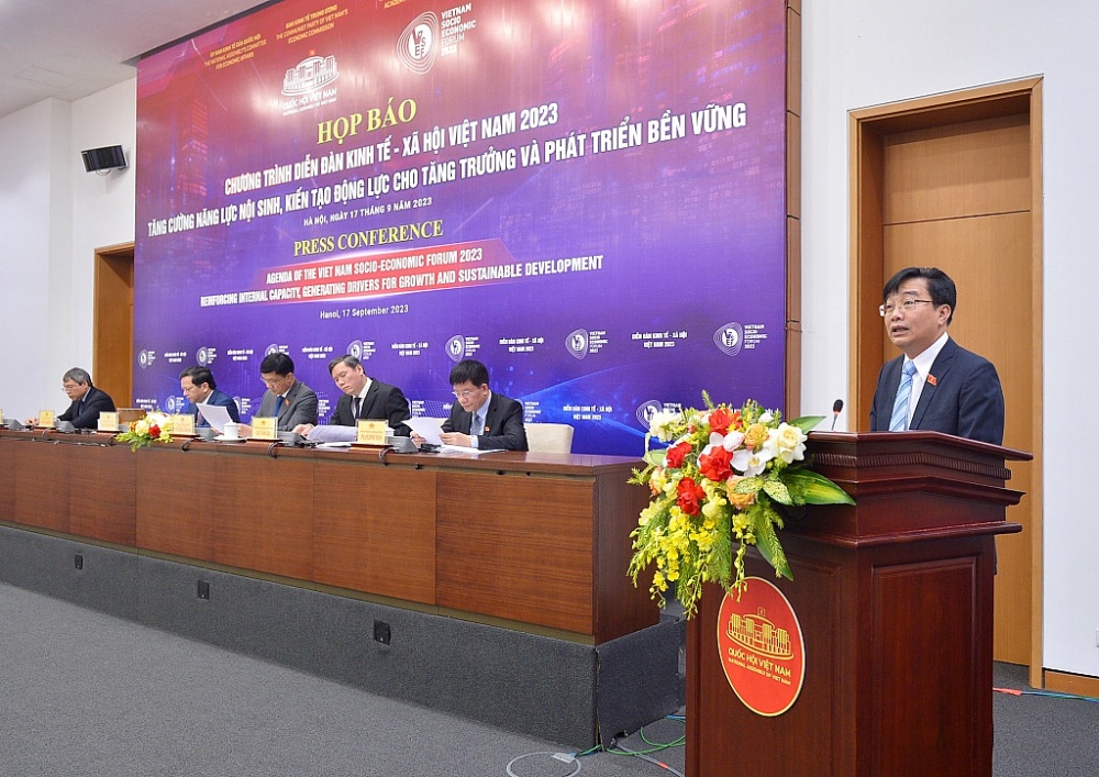 Phó Chủ nhiệm Ủy ban Kinh tế Nguyễn Minh Sơn thông tin về chương trình Diễn đàn Kinh tế - Xã hội Việt Nam năm 2023.