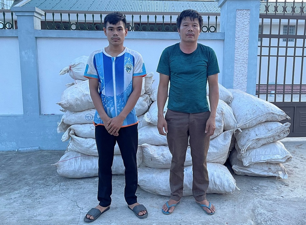 Lê Văn Sáng và Phạm Đình Hiếu bị bắt giữ về hành vi vận chuyển trái phép 2,5 tấn vảy tê tê và 2,1 tấn gỗ trắc qua biên giới.