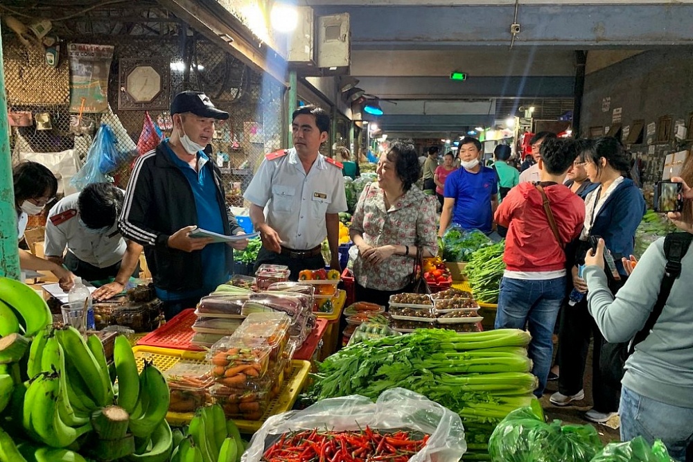 Ban An toàn thực phẩm TPHCM trong một lần kiểm tra an toàn thực phẩm tại chợ. 