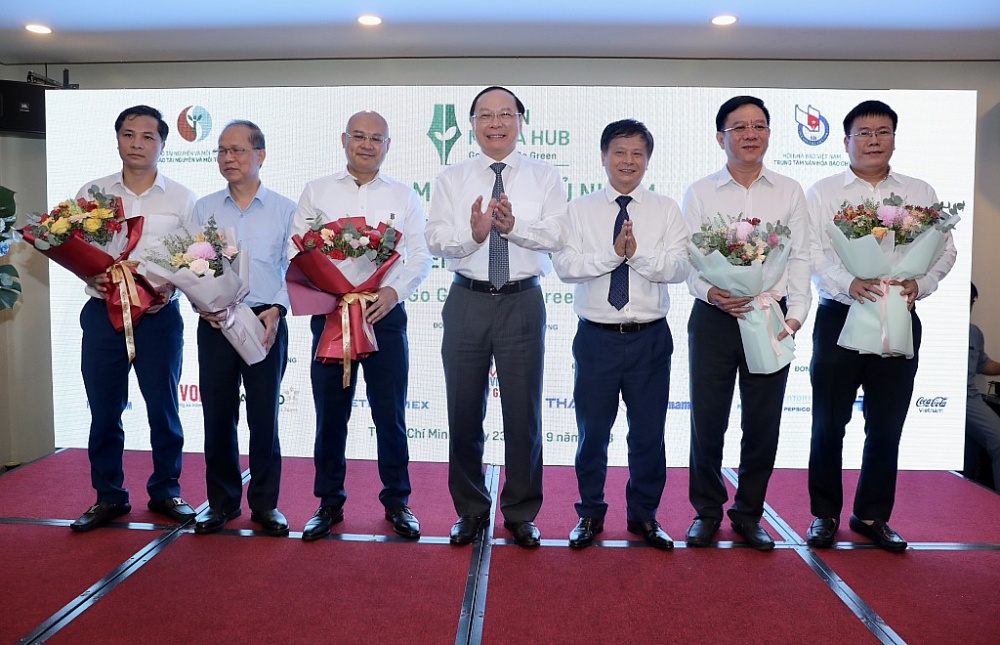 Thứ trưởng Bộ Tài nguyên Môi trường Lê Công Thành tặng hoa Ban chủ nhiệm Câu lạc bộ báo chí phát triển xanh hướng đến Net Zero