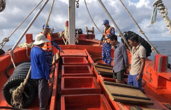 Cảnh sát biển bắt giữ hai tàu cá vận chuyển 260.000 lít dầu DO