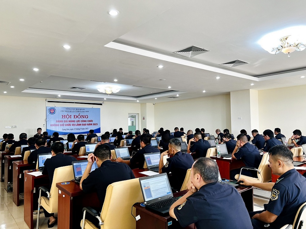 Các thí sinh tham gia Kỳ thi ĐGNL công chức không giữ chức vụ năm 2023 của Cục Hải quan tỉnh Lạng Sơn. Ảnh: Mai Loan