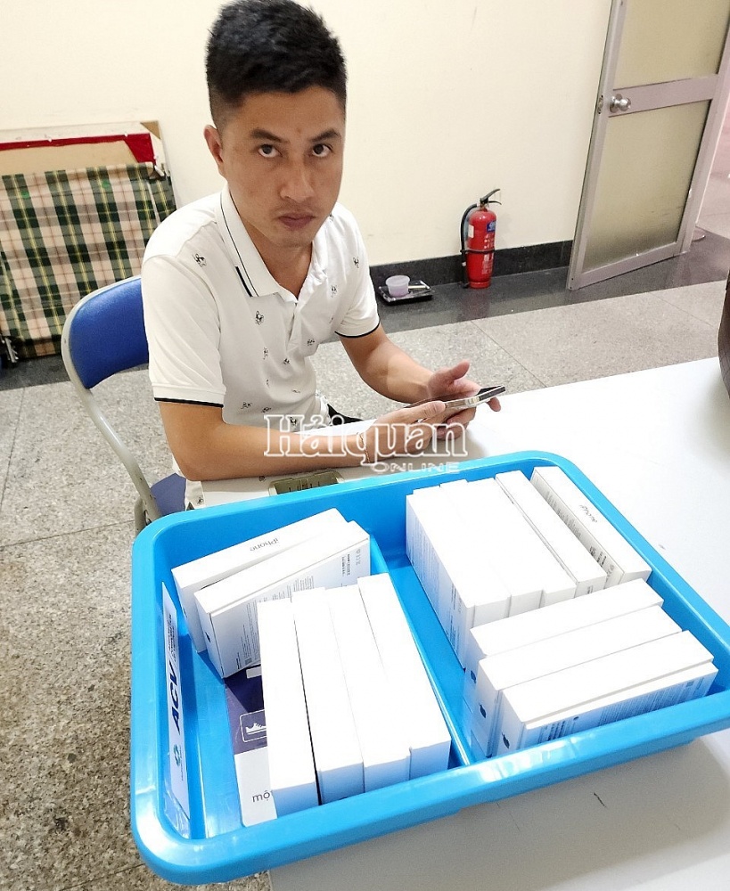 Bắt giữ 2 lô hàng Iphone 15 Pro Max nhập lậu qua sân bay Tân Sơn Nhất
