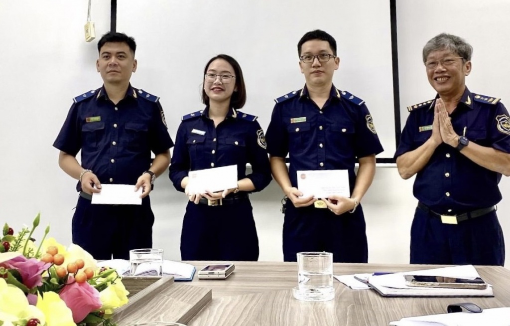  Lãnh đạo Chi cục Hải quan CK Sân bay quốc tế Đà Nẵng biểu dương 3 công chức trẻ. Ảnh: HQĐN