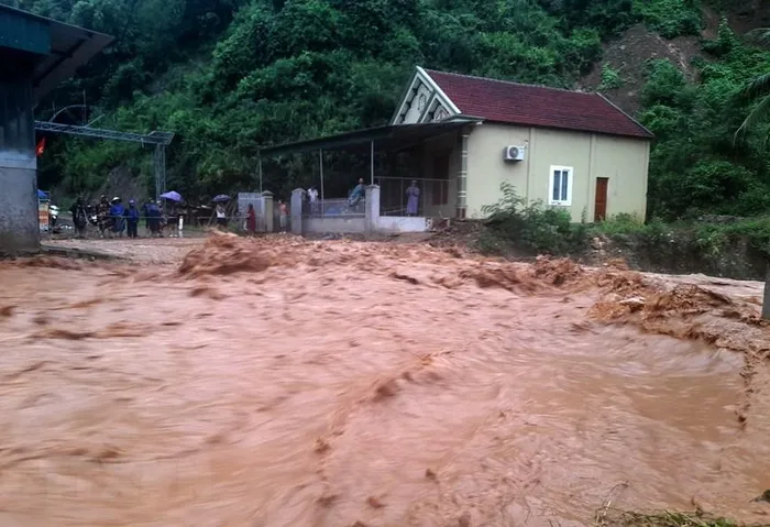 Nhiều nhà dân và các cơ quan đơn vị tại khối 1 thị trấn Mường Xén, huyện Kỳ Sơn, tỉnh Nghệ An, bị chia cắt do nước lũ chảy xiết. Ảnh: TTXVN 