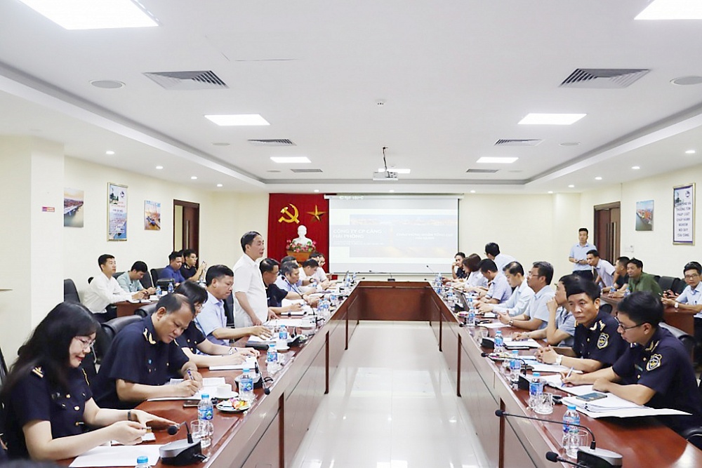 Phó Tổng cục trưởng Hoàng Việt Cường phát biểu tại buổi làm việc với Cục Hải quan Hải Phòng và doanh nghiệp kinh doanh cảng tại trụ sở cảng Tân Vũ ngày 16/6/2023. 	Ảnh: T.Bình