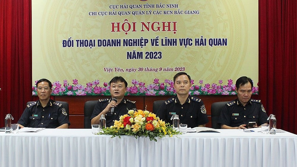 Lãnh đạo Chi cục Hải quan quản lý các khu công nghiệp Bắc Giang giải đáp vướng mắc cho cộng đồng doanh nghiệp.