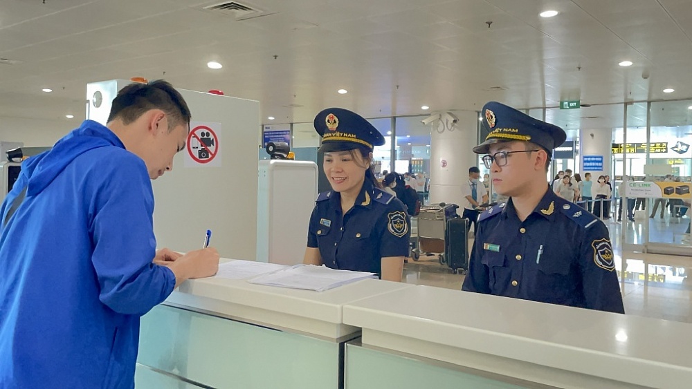Công chức Chi cục Hải quan CK sân bay quốc tế Nội Bài hướng dẫn thủ tục cho khách XNC. 	Ảnh: N.Linh