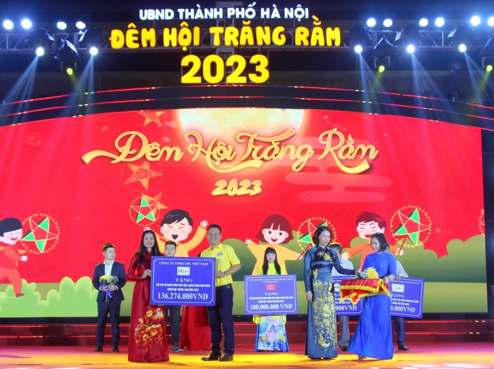 URC Việt Nam trao hơn 2.000 phần trung thu đến quỹ bảo trợ trẻ em