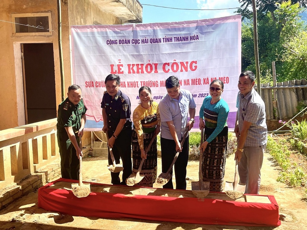 Trịnh Quang Huy - Phó Cục trưởng, Chủ tịch Công đoàn Cục HQTH cùng đại diện xã Na Mèo, điểm trường MN Cha Khót khởi công công trình thiện nguyện tại điểm trường mầm non Cha Khót.