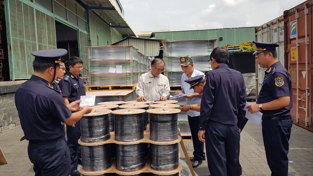 Hải quan TPHCM  kiểm tra hàng nhập khẩu	Ảnh: T.Hòa
