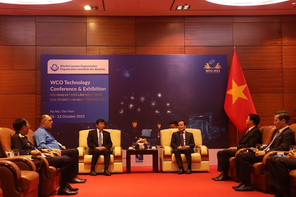 Phó Thủ tướng Chính phủ Trần Lưu Quang đã có buổi tiếp xã giao Tiến sĩ Kunio Mikuriya, Tổng thư ký WCO. Ảnh: Quang Hùng.