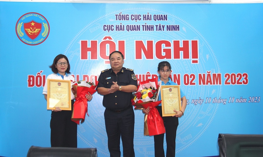 Hải quan Tây Ninh trao Giấy chứng nhận thành viên Chương trình tuân thủ pháp luật hải quan cho doanh nghiệp