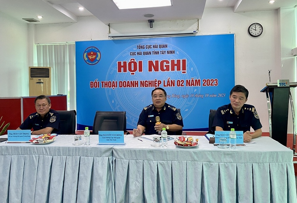 Cục trưởng Cục Hải quan Tây Ninh Nguyễn Văn Bổng trao đổi với doanh nghiệp tại hội nghị. Ảnh: T.D