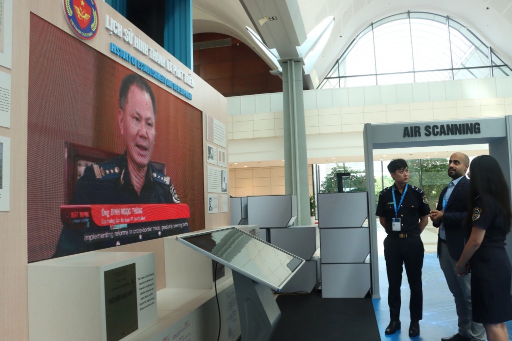 Khách quốc tế tham quan tại gian triển lãm của Hải quan Việt Nam. Ảnh: Q.Hùng