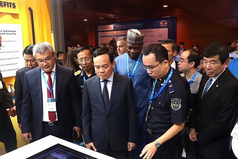 Phó Thủ tướng Chính phủ Trần Lưu Quang cùng lãnh đạo cấp cao WCO và Hải quan các nước thăm gian hàng tại triển lãm. Ảnh: Quang Hùng