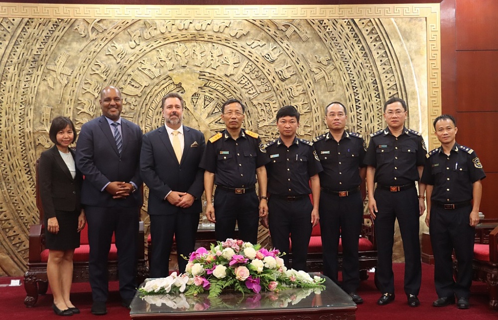 Tổng cục trưởng Tổng cục Hải quan Nguyễn Văn Cẩn (đứng thứ 4 từ trái sang) chụp ảnh lưu niệm với đoàn công tác Tập đoàn Intel. Ảnh: Quang Hùng