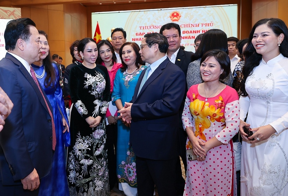 Thủ tướng Phạm Minh Chính gặp gỡ các doanh nhân tại buổi gặp mặt vào ngày 11/10/2023. Ảnh: VGP