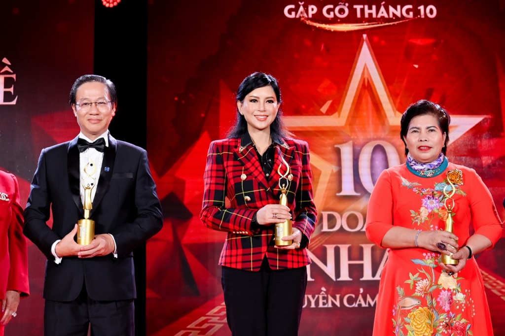 Bà Lê Hồng THủy Tiên (giữa) cùng các doanh nhân nhận giải thưởng