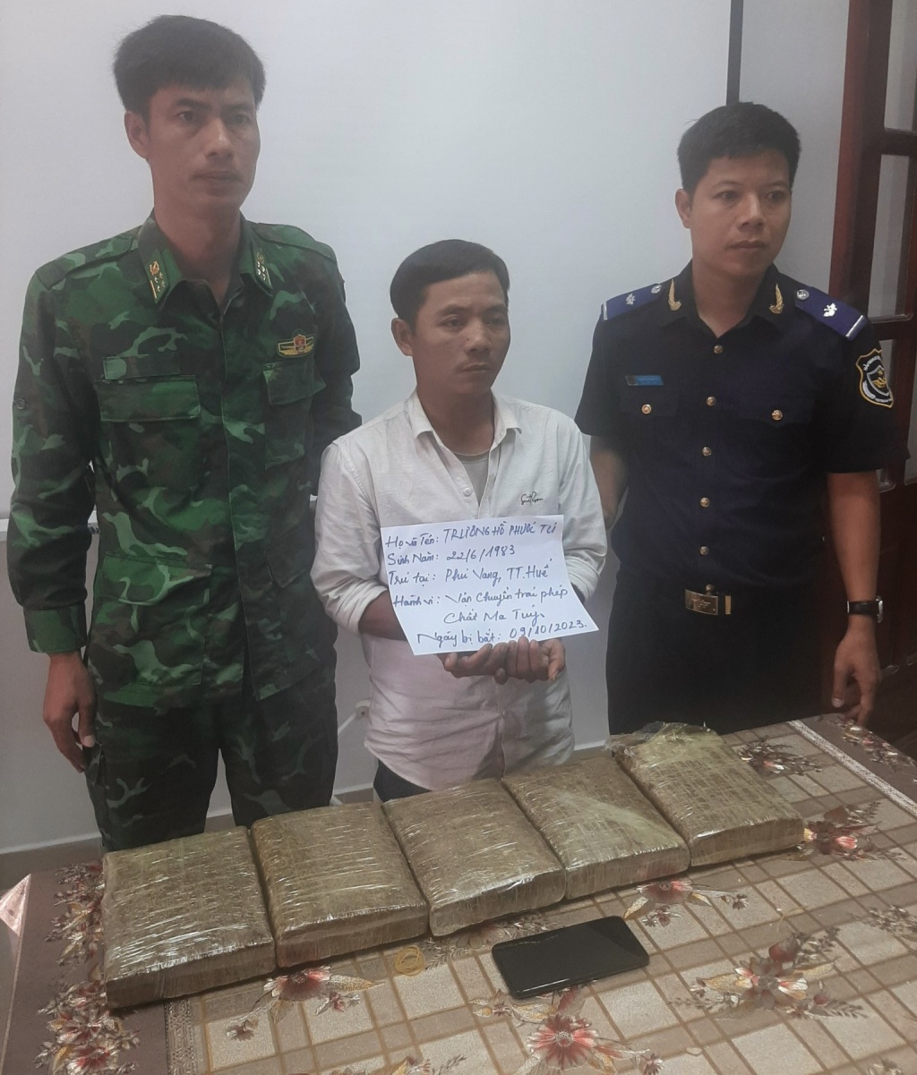 Hải quan Nam Giang phối hợp bắt giữ nhiều vụ vận chuyển trái phép tiền tệ, ma túy qua biên giới