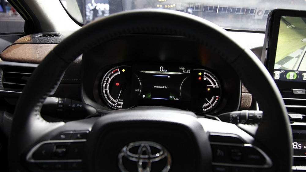 Toyota Innova Cross “chốt” giá từ 810 triệu đồng