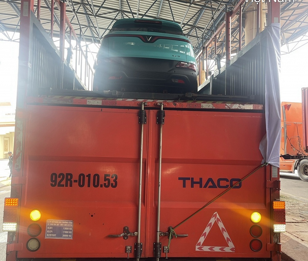 Hải quan Lao Bảo hoàn tất thủ tục xuất khẩu cho 4 lô xe Vinfast xuất khẩu