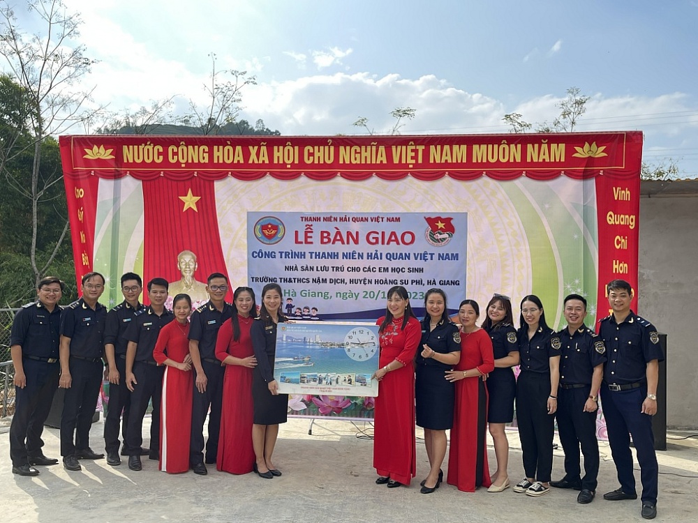 Thanh niên Hải quan bàn giao nhà lưu trú cho các em học sinh tại Hoàng Su Phì, Hà Giang
