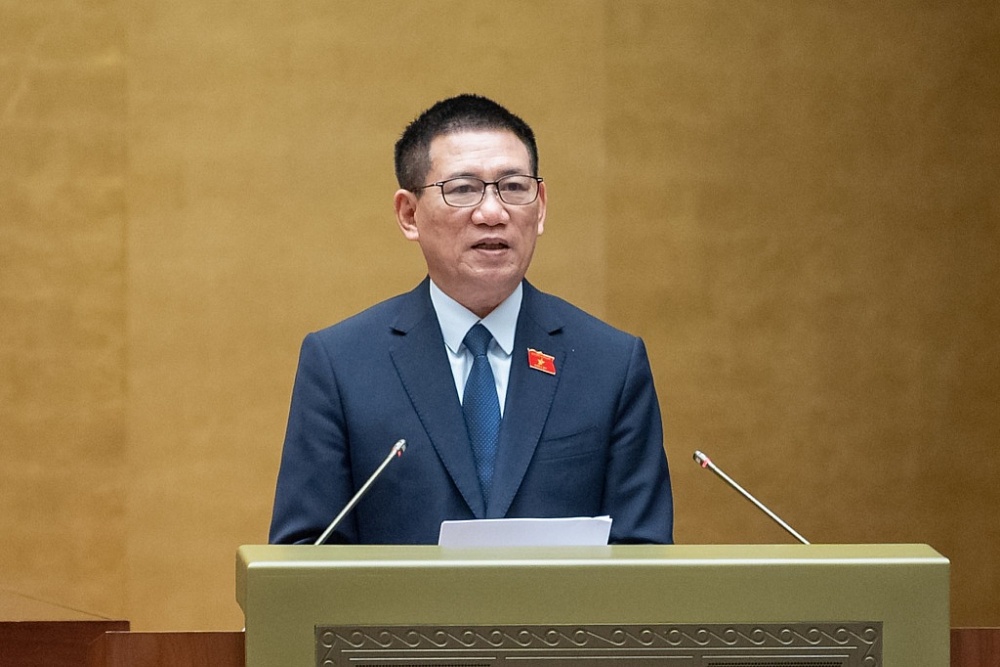 Bộ trưởng Bộ Tài chính Hồ Đức Phớc, thừa ủy quyền của Thủ tướng Chính phủ trình bày Báo cáo. Ảnh: Quochoi.vn