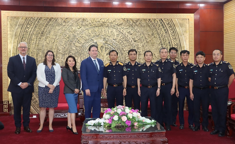 Tổng cục trưởng Tổng cục Hải quan Nguyễn Văn Cẩn đã tiếp ông Marc E. Knapper, Đại sứ Hoa Kỳ tại Việt Nam
