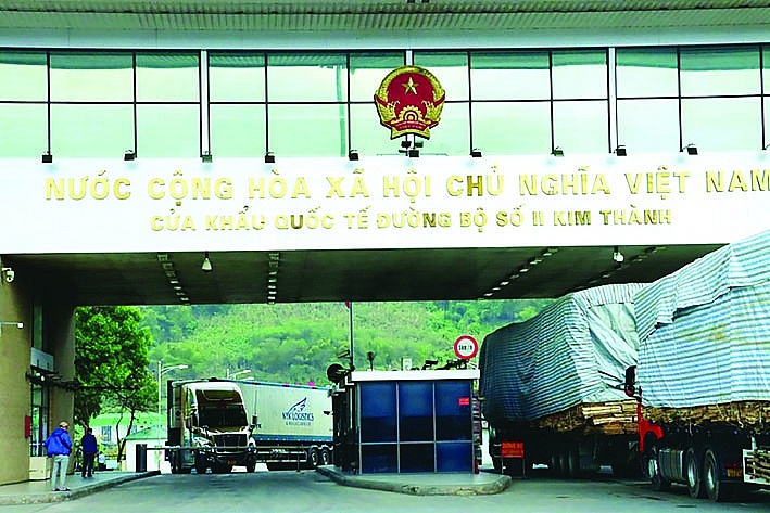 Hoạt động xuất nhập khẩu giữa Việt Nam và Trung Quốc qua cửa khẩu quốc tế đường bộ số II Kim Thành, Lào Cai. 	Ảnh: T.Bình