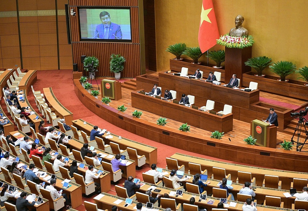 Bộ trưởng Bộ Kế hoạch và Đầu tư trình bày báo cáo trước Quốc hội. Ảnh: Quochoi.vn