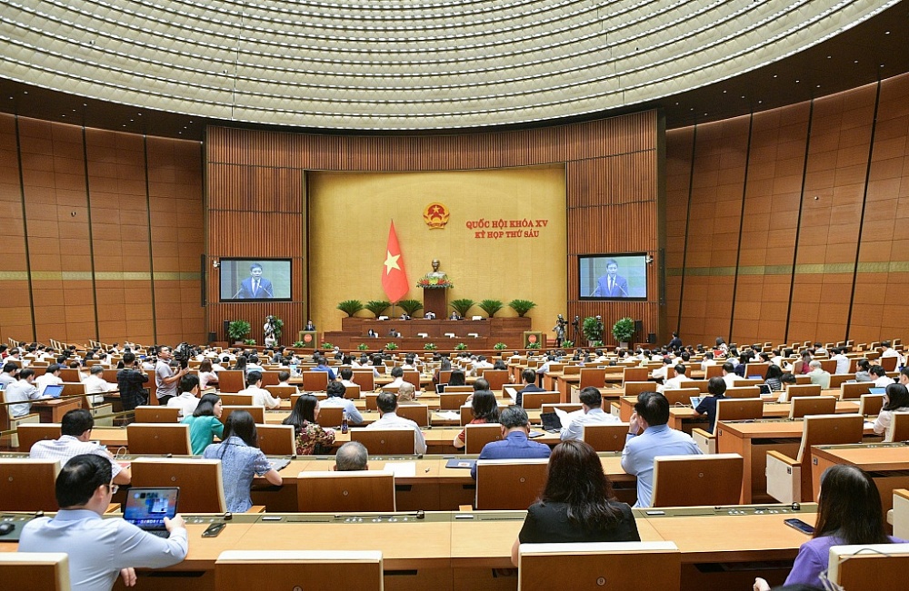 Bộ trưởng Bộ Giao thông vận tải Nguyễn Văn Thắng trình bày tờ trình trước Quốc hội. Ảnh: Quochoi.vn
