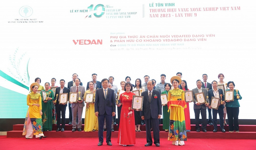 Bà Hà Hòa Bình - Đại diện Vedan nhận chứng nhận từ ban tổ chức