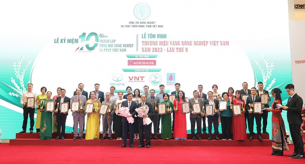 Thứ trưởng Nguyễn Hoàng Hiệp và ông Hồ Xuân Hùng trao chứng nhận cho 99 Thương hiệu Vàng nông nghiệp Việt Nam