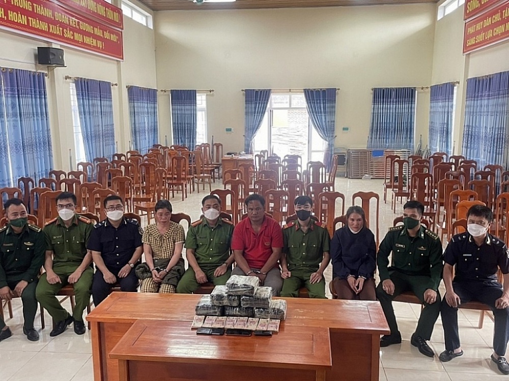 Ba đối tượng cùng tang vật 13 kg Ketamin do lực lượng Hải quan Quảng Bình phối hợp bắt giữ.