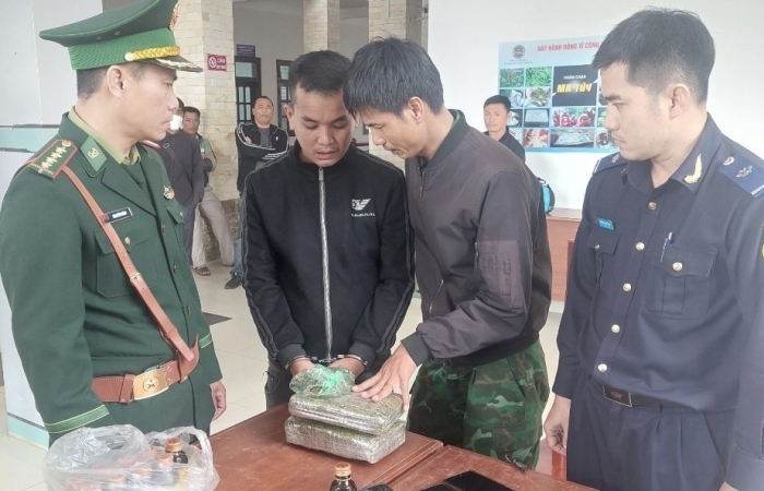 Hải quan Nam Giang phối hợp bắt đối tượng vận chuyển ma túy từ Lào về Việt Nam