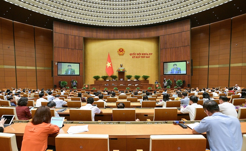 Bộ trưởng Bộ Kế hoạch và Đầu tư Nguyễn Chí Dũng, thừa ủy quyền của Thủ tướng Chính phủ trình bày Tờ trình trước Quốc hội. Ảnh: Quochoi.vn