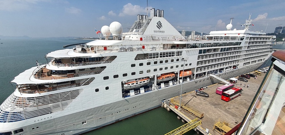 Hải quan Hòn Gai đón 2 tàu khách quốc tế chở gần 1.400 hành khách