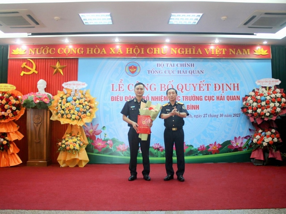 Phó Tổng cục trưởng Tổng cục Hải quan Hoàng Việt Cường trao quyết định và tặng hoa chúc mừng ông Phạm Tiến Thành, Cục trưởng Cục Hải quan Quảng Bình.