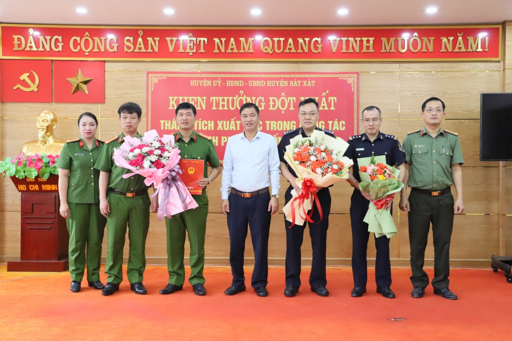Khen thưởng thành tích bắt giữ hơn 4 kg ma túy tại Bát Xát, Lào Cai